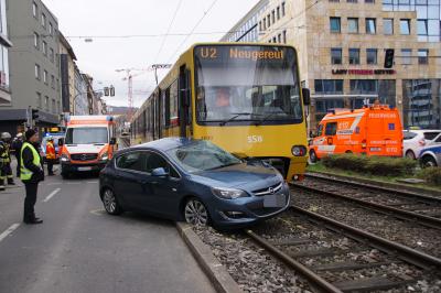 Stuttgart-West: Stadtbahn kollidiert mit Auto